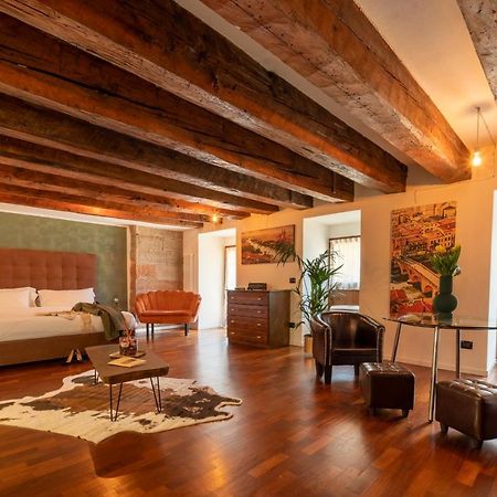Отель Aurelia Luxury - Piazza Delle Erbe Верона Экстерьер фото