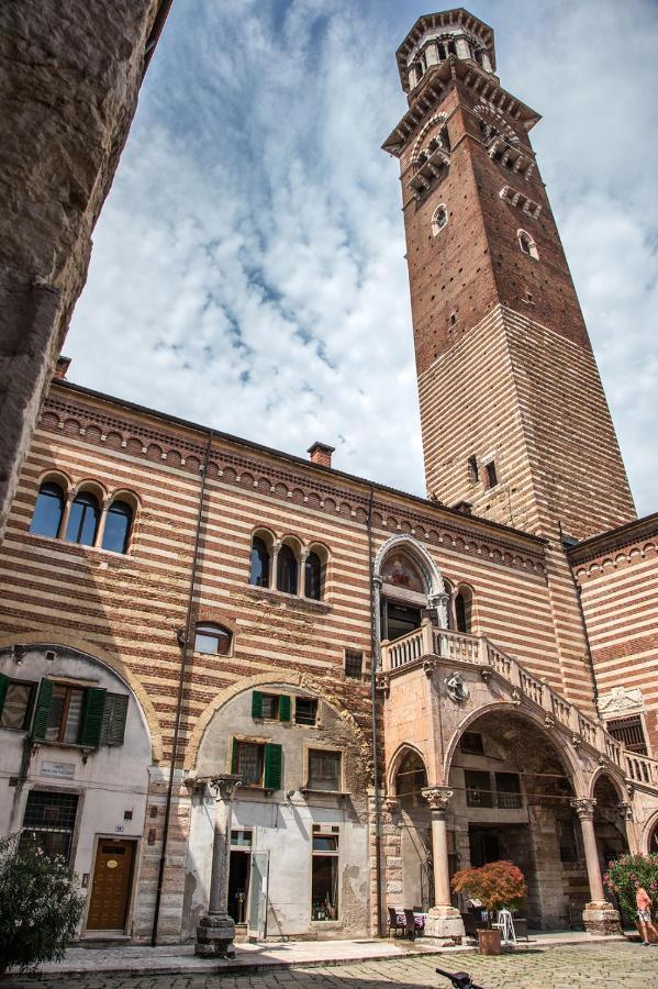 Отель Aurelia Luxury - Piazza Delle Erbe Верона Экстерьер фото