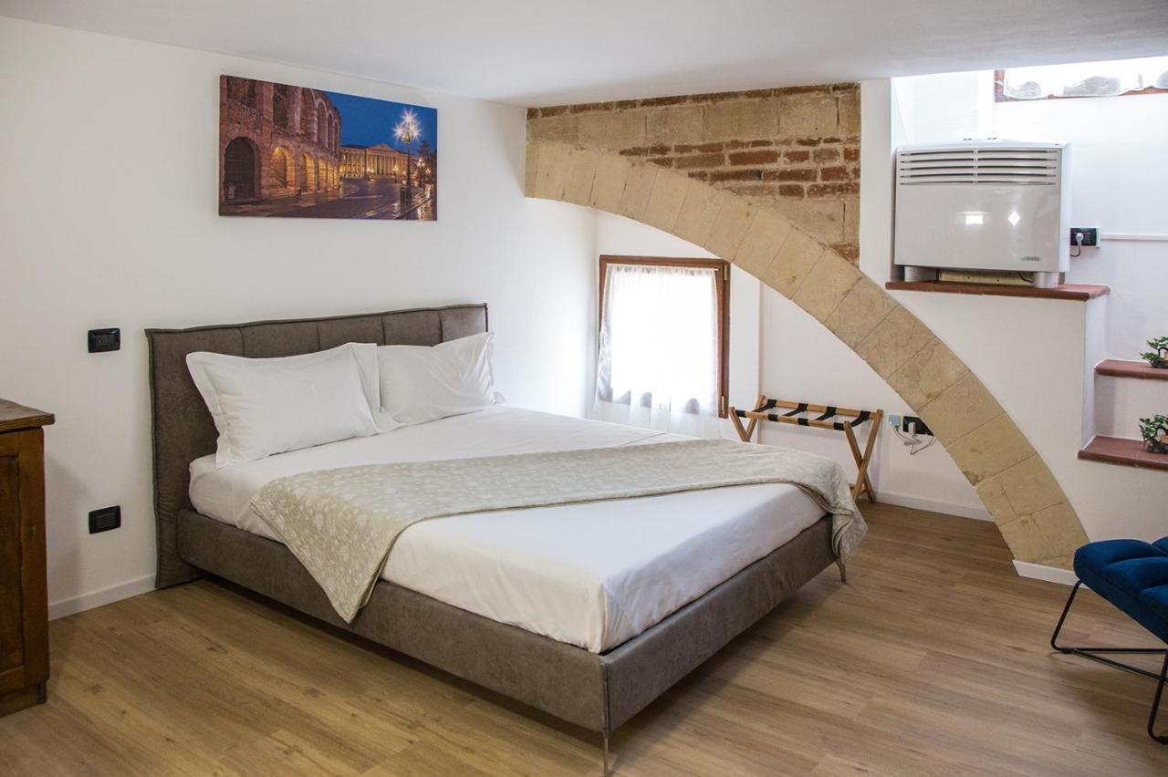 Отель Aurelia Luxury - Piazza Delle Erbe Верона Экстерьер фото