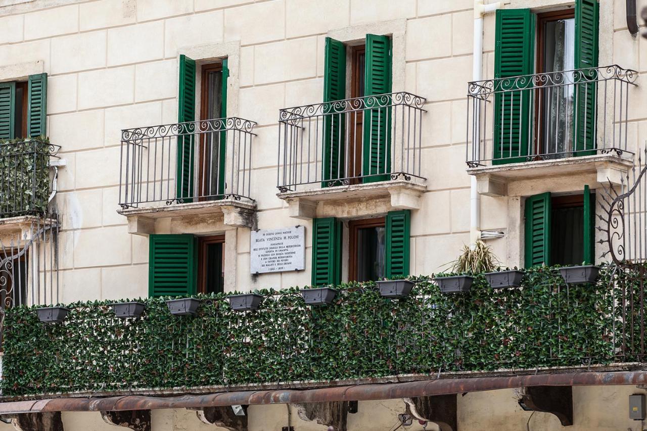 Отель Aurelia Luxury - Piazza Delle Erbe Верона Экстерьер фото