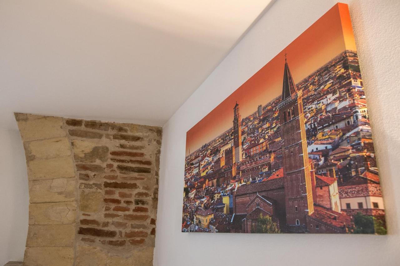 Отель Aurelia Luxury - Piazza Delle Erbe Верона Экстерьер фото