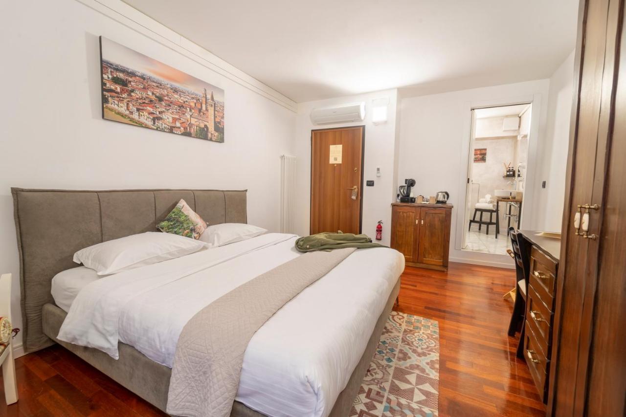 Отель Aurelia Luxury - Piazza Delle Erbe Верона Экстерьер фото