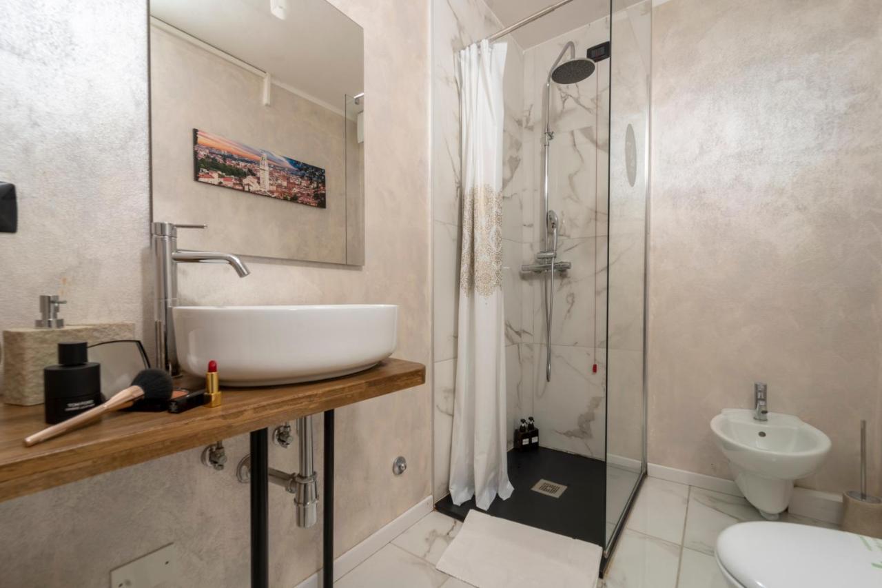 Отель Aurelia Luxury - Piazza Delle Erbe Верона Экстерьер фото
